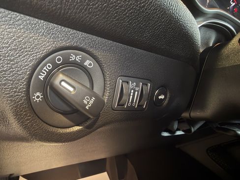 Used 2022 Dodge Challenger SXT w/ Driver Convenience Group image 25