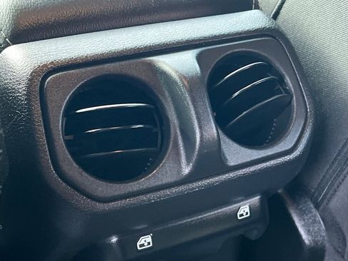 Used 2022 Jeep Wrangler Unlimited Sahara image 15