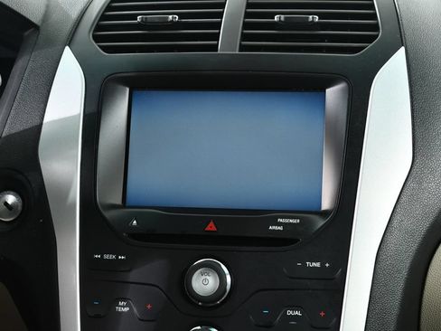 Used 2015 Ford Explorer XLT w/ Equipment Group 202B AWD/4WD image 9