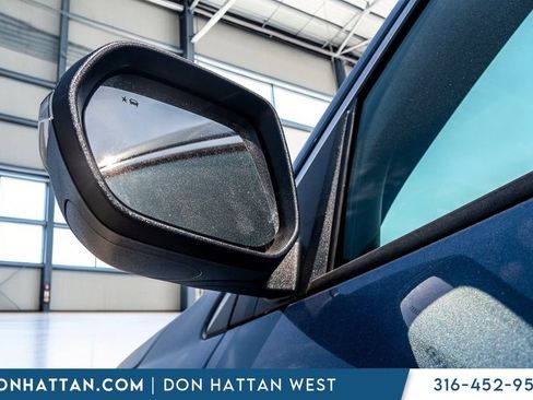 Used 2025 Chevrolet Traverse LT FWD image 38