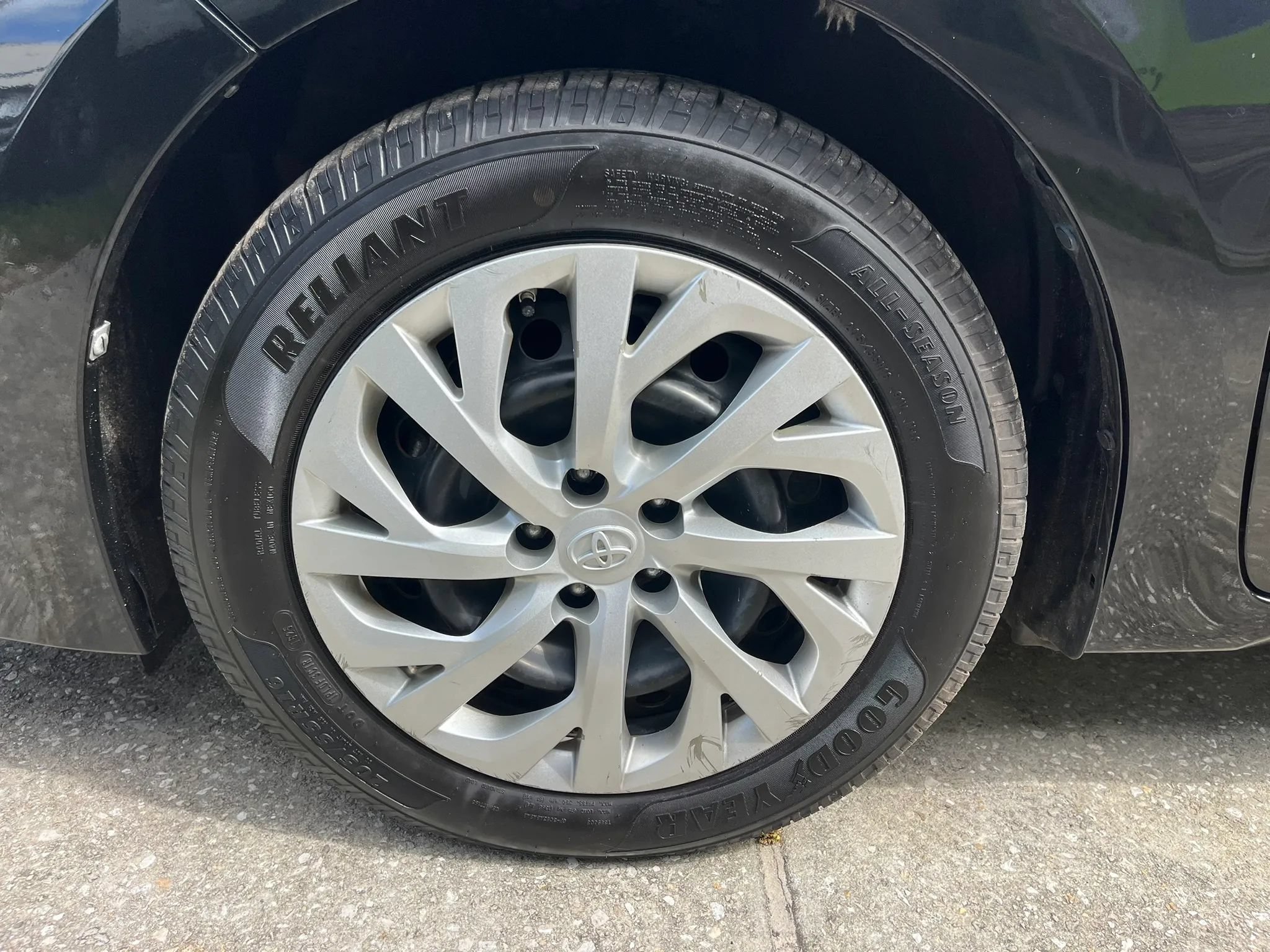 Used 2017 Toyota Corolla LE FWD image 9