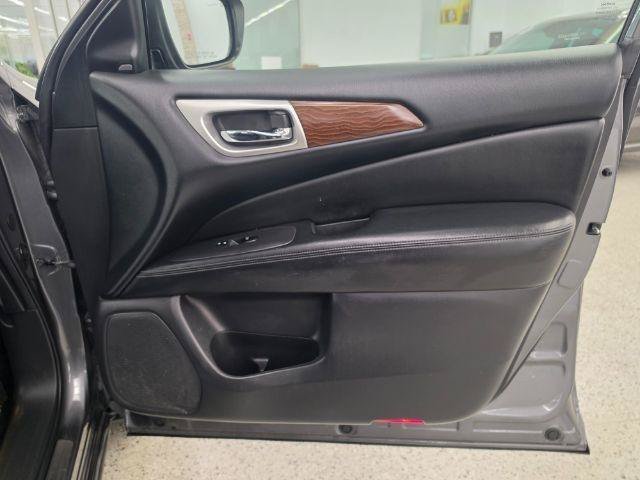 Used 2018 Nissan Pathfinder Platinum AWD/4WD image 33