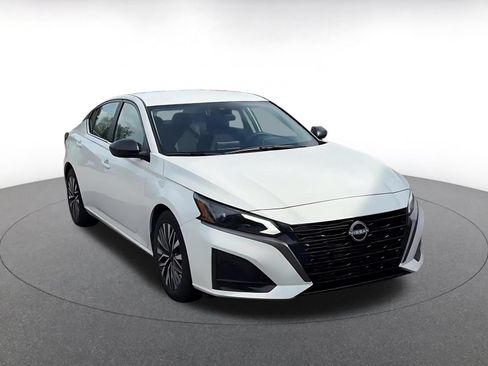 Used 2026 Nissan Altima 2.5 SV FWD image 2