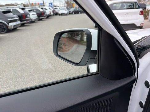 Certified 2025 Hyundai Venue SE image 14