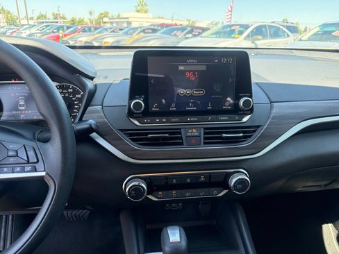 Used 2025 Nissan Altima 2.5 SV FWD image 17