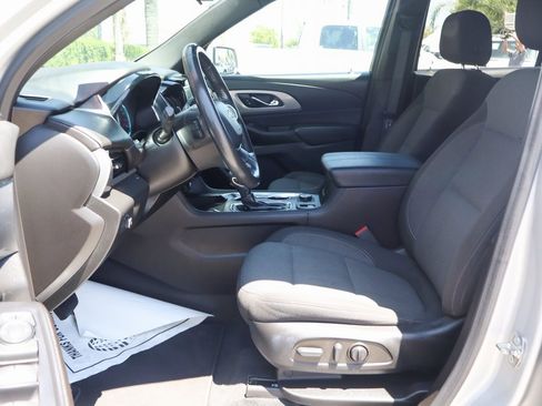 Used 2022 Chevrolet Traverse LT image 17