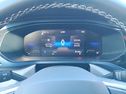 Used 2024 Volkswagen Taos SE w/ Panoramic Sunroof Package image 17