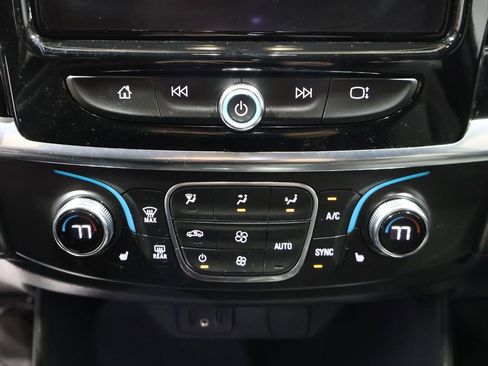 Used 2023 Chevrolet Traverse LT w/ Rear Camera Mirror Package image 35