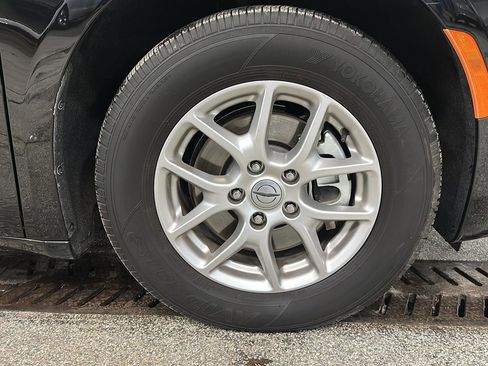 Used 2025 Chrysler Pacifica Select image 12