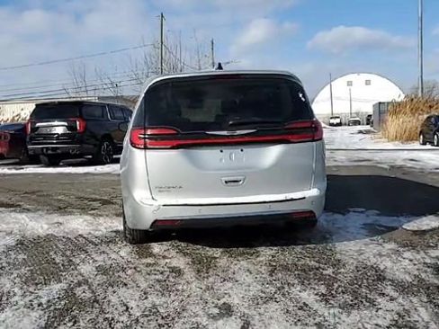 Used 2024 Chrysler Pacifica Touring-L FWD image 7