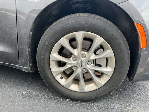 Used 2022 Chrysler Pacifica Touring-L w/ Uconnect Theater Family Group AWD/4WD image 12