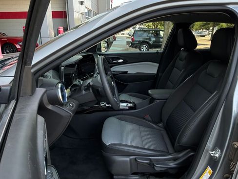 Used 2025 Chevrolet Trax LT FWD image 10