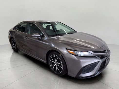 Used 2022 Toyota Camry SE image 1