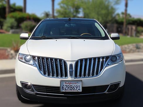 Used 2013 Lincoln MKX FWD image 2