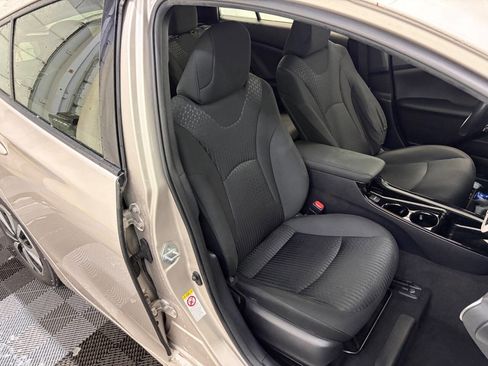 Used 2017 Toyota Prius Prime Premium image 37