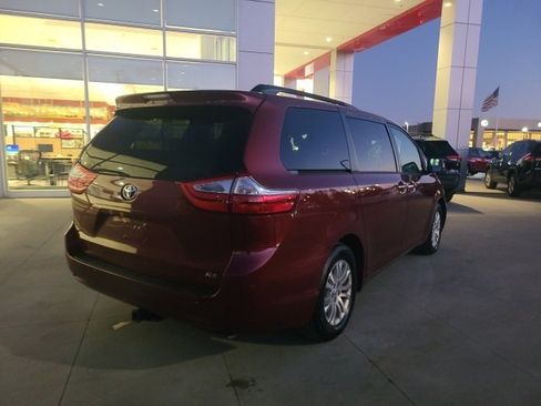 Used 2017 Toyota Sienna XLE image 7