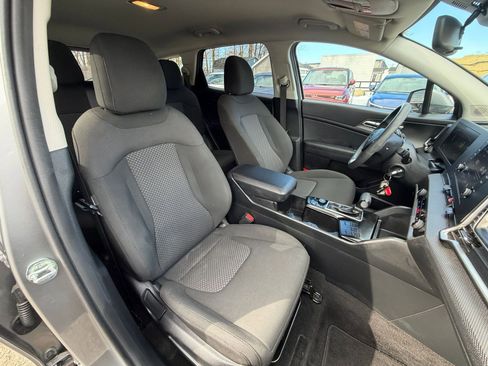 Used 2025 Kia Sportage LX image 35