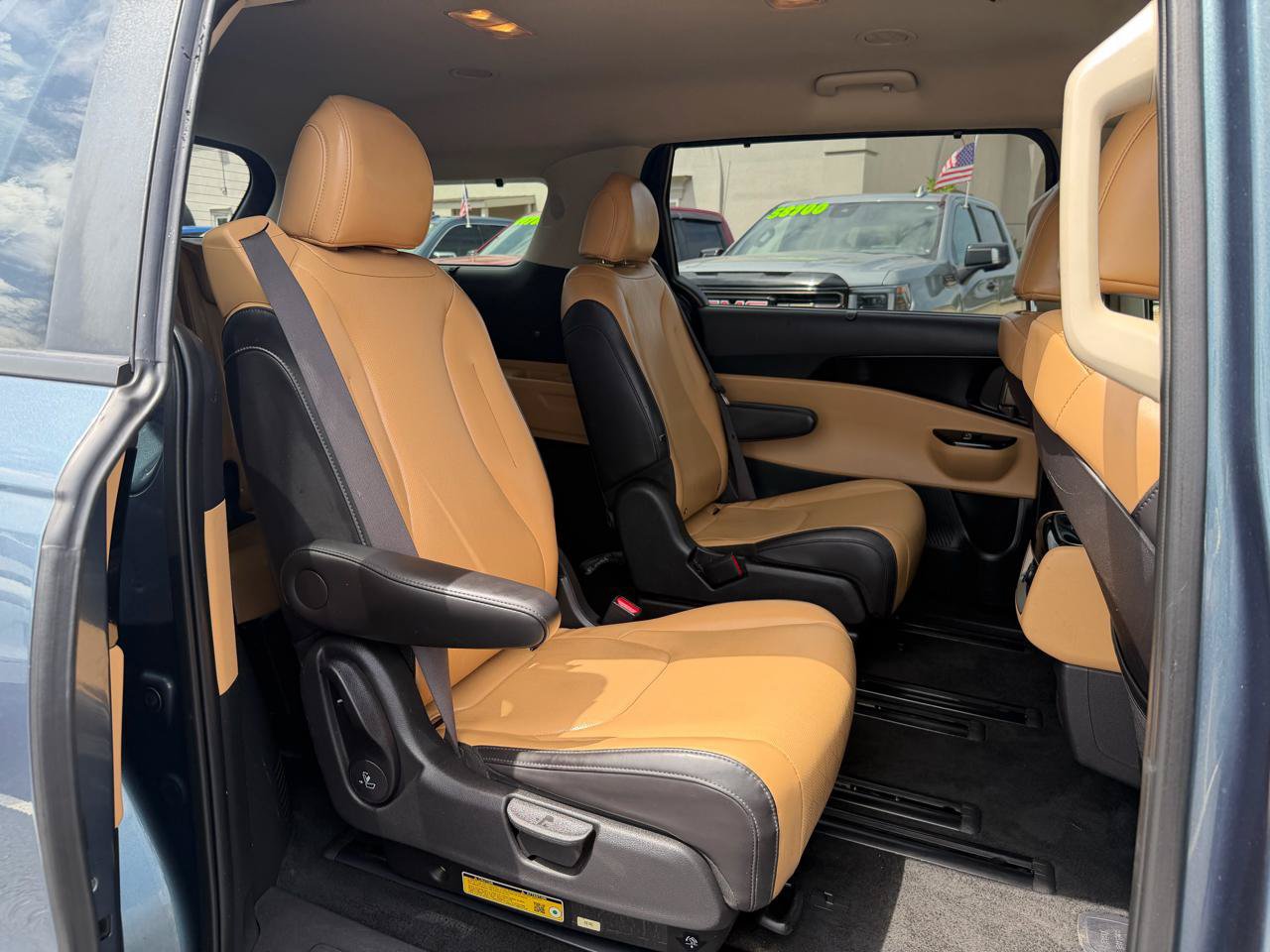 Used 2024 Kia Carnival EX FWD image 20