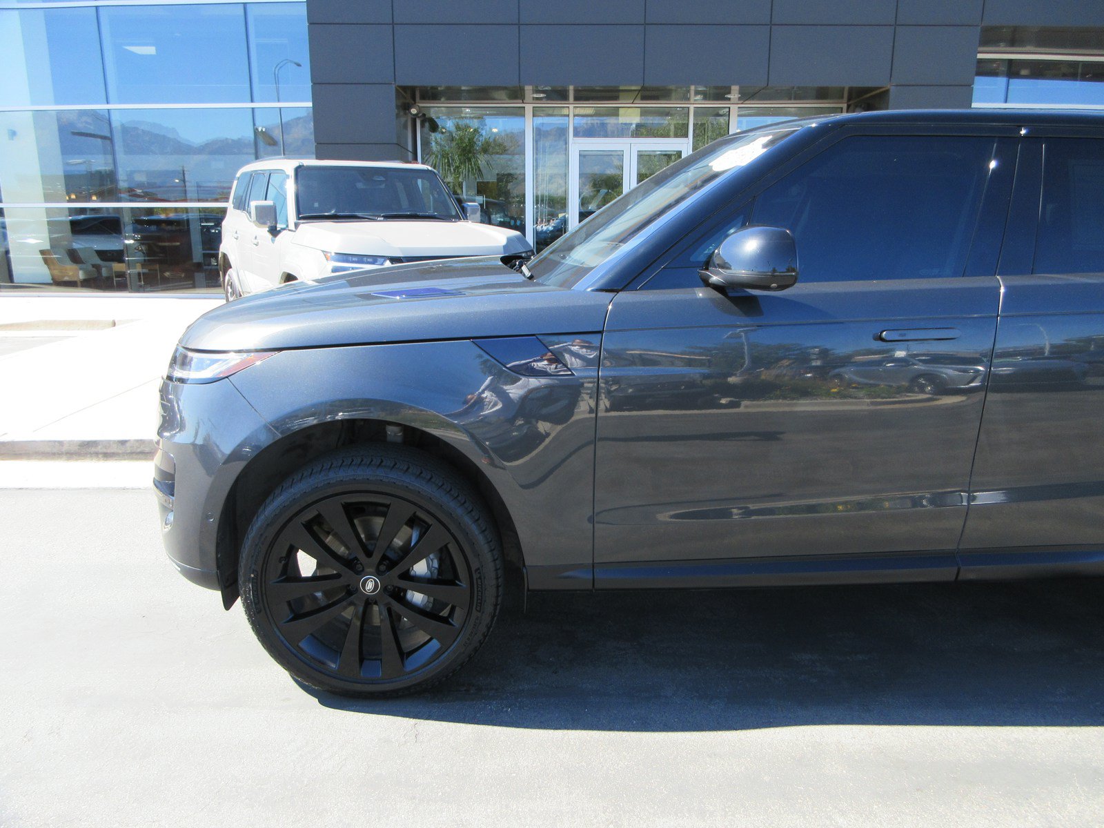 Used 2023 Land Rover Range Rover Sport SE AWD/4WD image 2