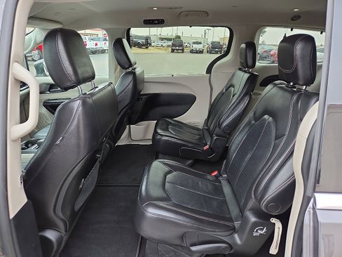 Used 2022 Chrysler Pacifica Touring-L image 9