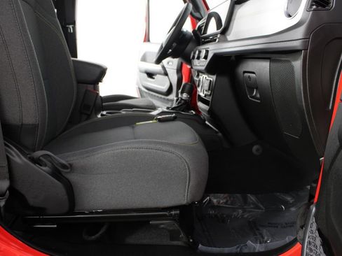 Used 2025 Jeep Wrangler Unlimited Sahara AWD/4WD image 19