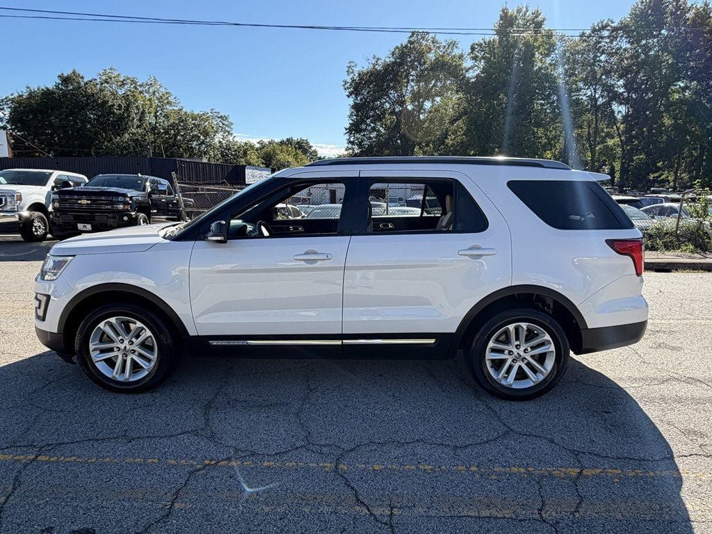 Used 2017 Ford Explorer XLT w/ Equipment Group 201A FWD image 4