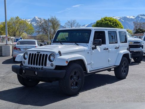 Used 2015 Jeep Wrangler Unlimited Sahara AWD/4WD image 9