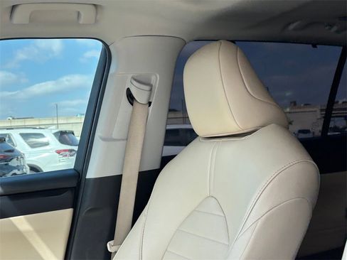 Used 2023 Toyota Highlander XLE image 12