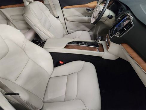 Used 2021 Volvo XC90 T6 Momentum w/ Advanced Package image 3