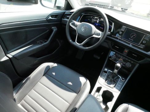 Used 2023 Volkswagen Jetta SE w/ Panoramic Sunroof Package FWD image 9