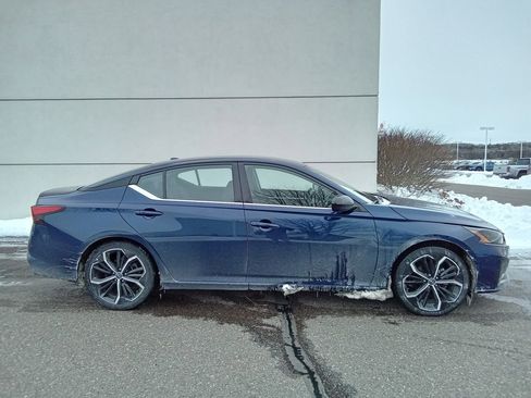 Used 2024 Nissan Altima 2.5 SR image 2