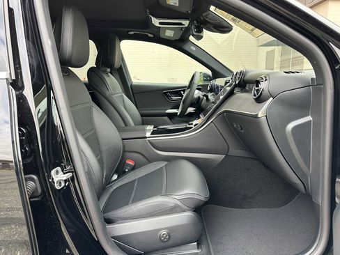 Used 2025 Mercedes-Benz GLC 300 4MATIC image 11