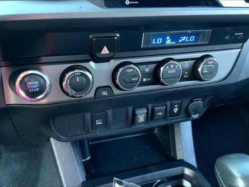 Used 2022 Toyota Tacoma TRD Off-Road image 31