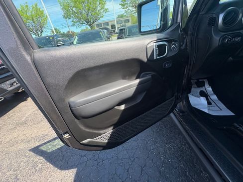 Used 2022 Jeep Gladiator Sport AWD/4WD image 12