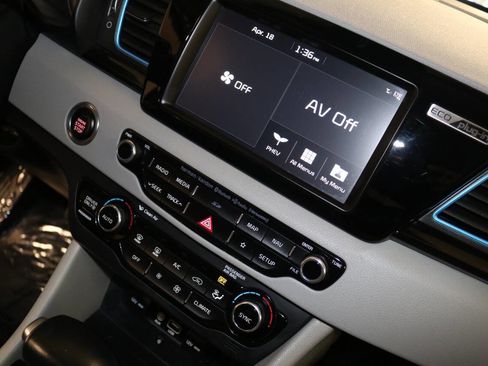 Used 2018 Kia Niro EX Premium image 28
