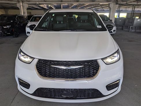 New 2026 Chrysler Pacifica Select image 3