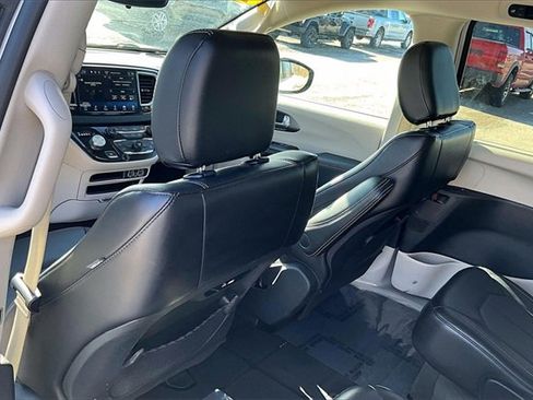 Used 2024 Chrysler Pacifica Touring-L image 37