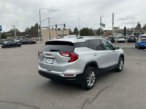 Used 2022 GMC Terrain SLT image 3