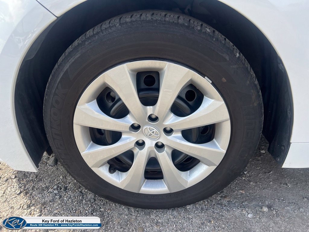 Used 2025 Toyota Corolla LE FWD image 4