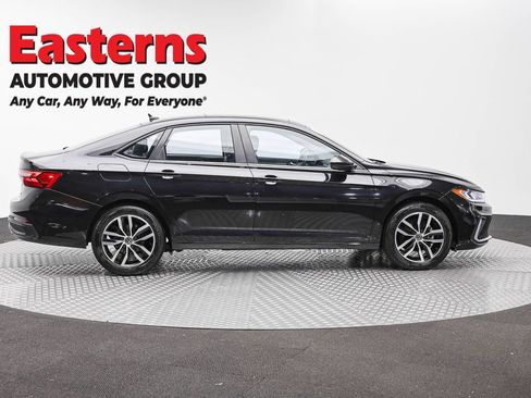 Used 2025 Volkswagen Jetta SE FWD image 4