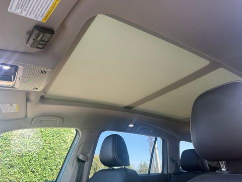 Used 2024 Volkswagen Atlas SE w/ Panoramic Sunroof Package FWD image 12
