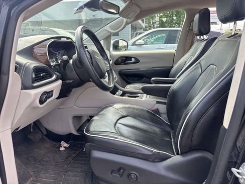 Used 2022 Chrysler Pacifica Limited FWD image 3