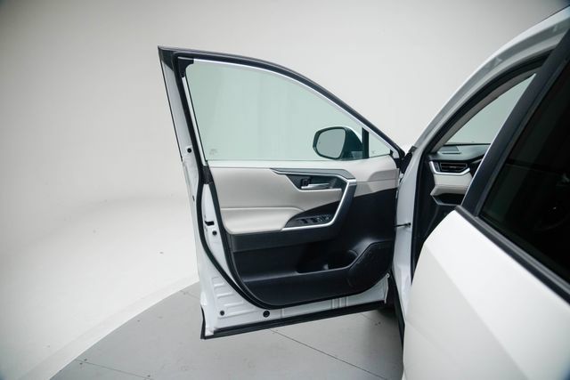 Used 2019 Toyota RAV4 XLE w/ Carpet Mat Package AWD/4WD image 14