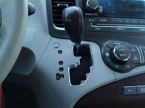 Used 2014 Toyota Sienna XLE FWD image 17