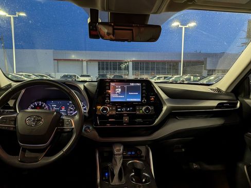Used 2022 Toyota Highlander XLE image 13