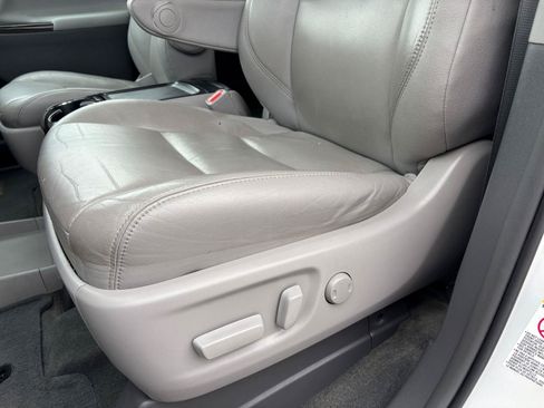 Used 2016 Toyota Sienna XLE Premium FWD image 35