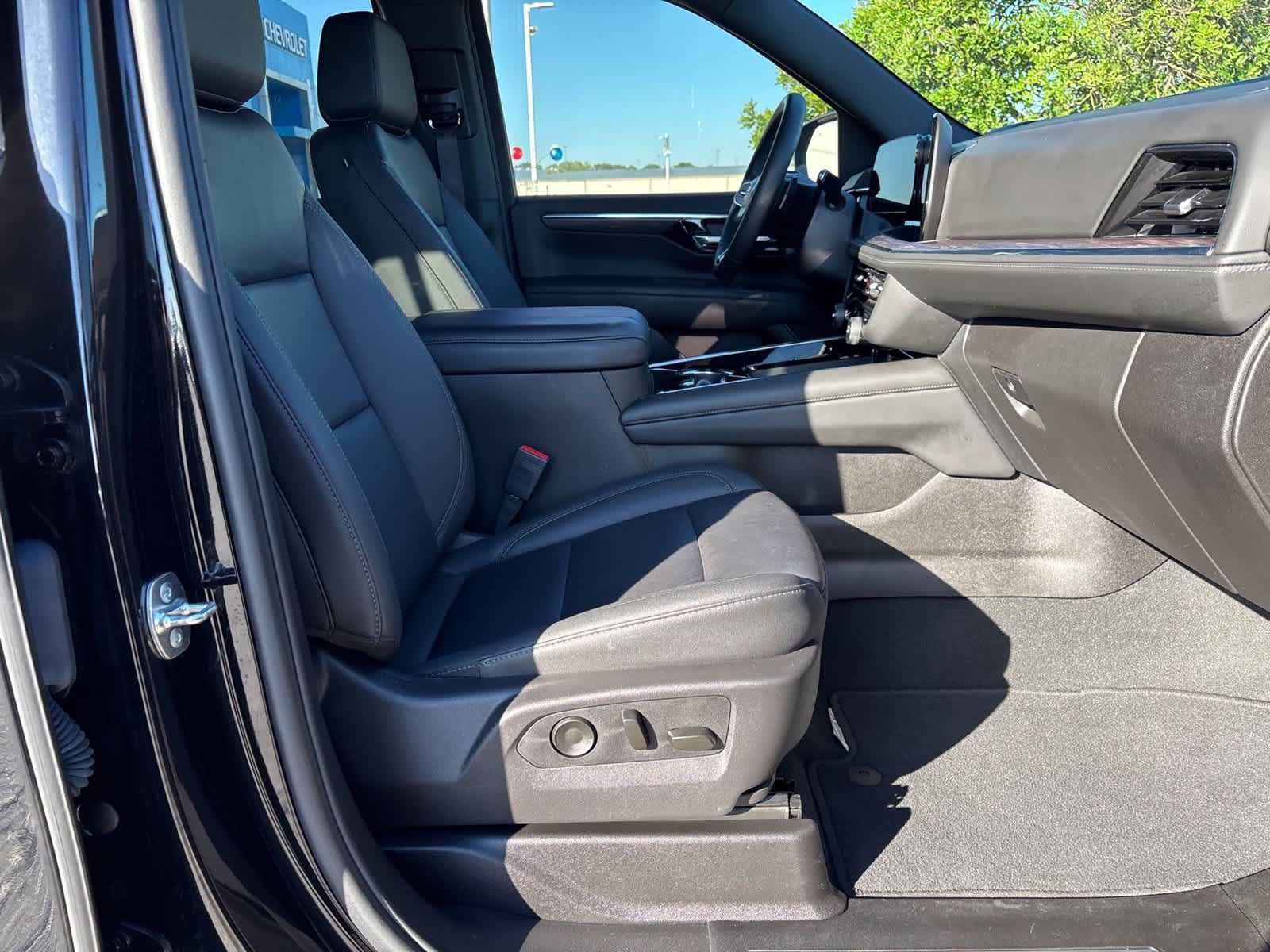 Used 2025 Chevrolet Suburban Z71 w/ Comfort Package AWD/4WD image 13