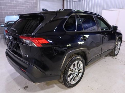 Used 2020 Toyota RAV4 XLE Premium image 5