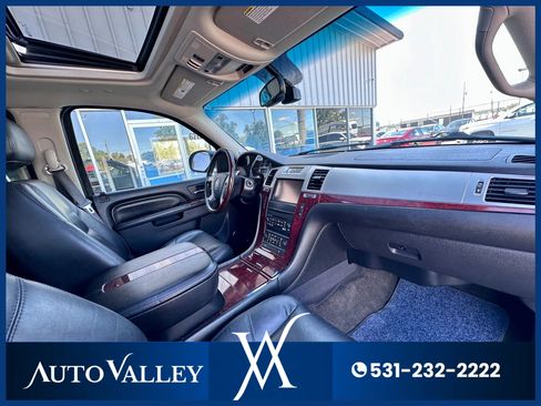 Used 2011 Cadillac Escalade ESV Premium image 19