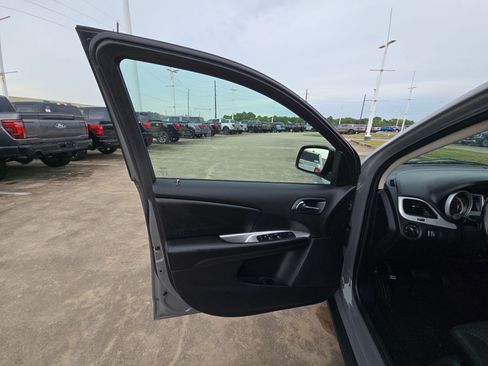 Used 2020 Dodge Journey SE w/ SE Popular Equipment Group FWD image 11